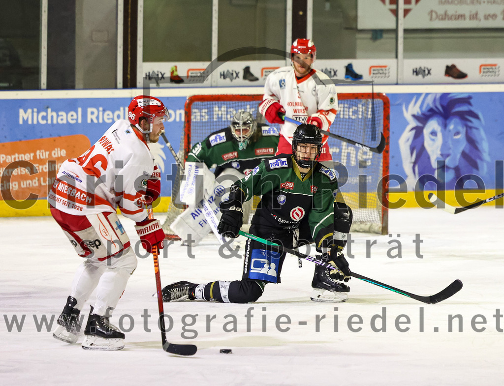 2022-11-13_113_TSV_Erding_gegen_TEV_Miesbach | Erding, Deutschland, 13.11.2022:
Eishockey, Bayernliga 2022 / 2023, 13. Spieltag, TSV Erding gegen TEV Miesbach, Endergebnis: 

Andreas Nowak (TEV Miesbach, #96)m Simon Franz (Erding Gladiators, #4), Torwart Christoph Schedlbauer (Erding Gladiators, #31)

Foto: Christian Riedel / fotografie-riedel.net