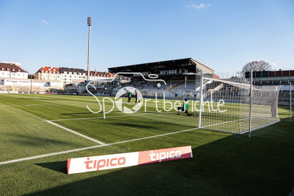 FC Bayern Amateure - FC Augsburg II | Das Stadion an der Gruenwalder Strasse in Muenchen / Gruenwalder Stadion / strahlt in der Sonne