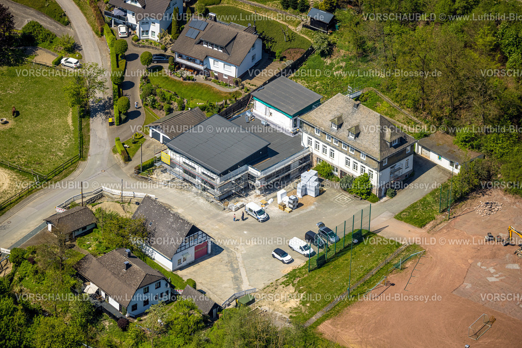 Schmallenberg240504978Boedefeld | Luftbild, ehemalige kath. Grundschule, Baustelle mit Neubau, alter Ascheplatz Sportplatz, Kirchrarbach, Schmallenberg, Sauerland, Nordrhein-Westfalen, Deutschland