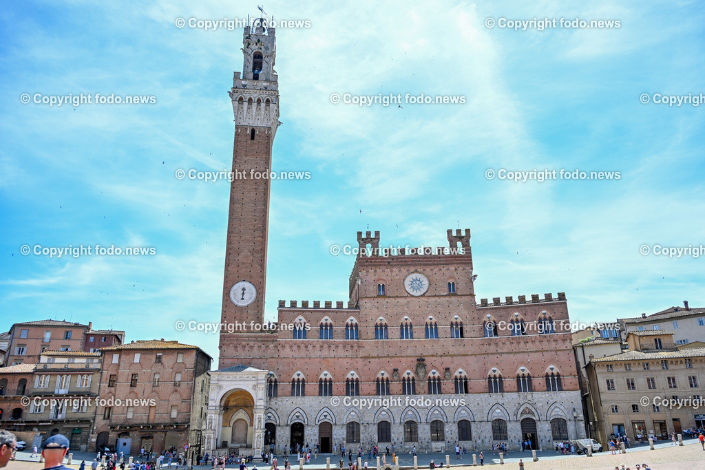 Italien_ Toscana_ Siena_ 27.05.2024-25 | 27.05.2024, Italien, ITA, Toskana, Siena im Bild Stadtansichten, Gebäude, Architektur, Touristen, Historisch, Souvenier, Piazza Del Campo, Dom von Siena


Siena ist Hauptstadt der Provinz Siena und gilt als eine der schönsten Städte der Toskana und Italiens. Die historische Altstadt gehört seit 1995 zum UNESCO-Welterbe. 

