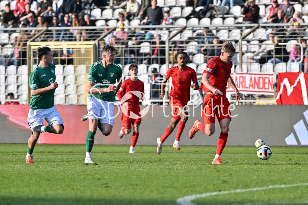 FC Bayern Amateure - 1. FC Schweinfurt 05 | im Laufduell Thomas MEISSNER (FC SChweinfurt 8) und Samuel UNSOELD (FC Bayern München II #19) / Zweikampf / Regionalliga Bayern: FC Bayern Muenchen II - 1. FC Schweinfurt 1905, Gruenwalder Stadion am 22.02.2025