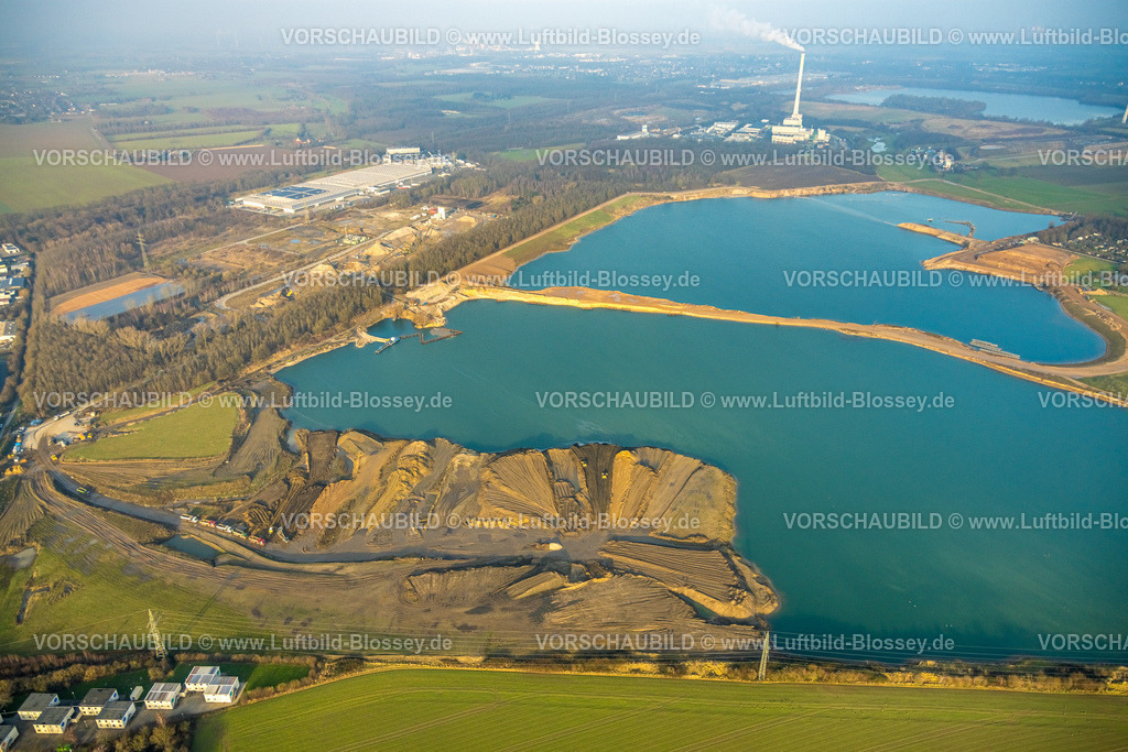 Kamp-Lintfort260101491 | Luftbild, See Abgrabungsgebiet Rossenrayer Feld, Baustelle für Freizeit und Erholungsgebiet, Friedrichstraße, hinten links Lidl Zentrallager, hinten Abfall- und Energiezentrum Asdonkshof mit Schornstein, Rossenray, Kamp-Lintfort, Ruhrgebiet, Nordrhein-Westfalen, Deutschland