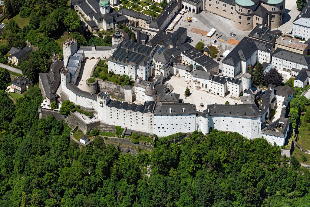 dr__0100221.jpg | SALZBURG 13.06.2023 Burganlage der Veste Festung Hohensalzburg an der Straße Mönchsberg in Salzburg in Österreich. 