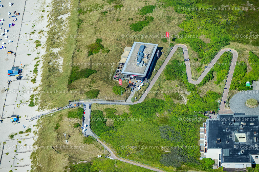 Sylt_Hörnum_Strand_Landfein_Strandwirtschaft_ELS_5938130825 | HöRNUM (SYLT) 13.08.2025 Tische und Sitzbänke der Freiluft- Gaststätte " Landfein " an der Straße Strandweg in Hörnum (Sylt) Insel Sylt im Bundesland Schleswig-Holstein, Deutschland. Weiterführende Informationen bei: Landfein GmbH. // Tables and benches of open-air restaurant " Landfein " on street Strandweg in Hoernum (Sylt) island Sylt in the state Schleswig-Holstein, Germany. Further information at: Landfein GmbH. Foto: Martin Elsen