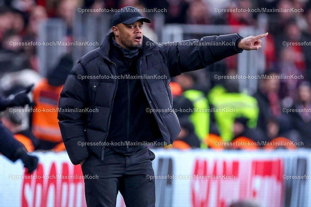 Lev15022501053 | 15.02.2025, Fußball, Bayer 04 Leverkusen - FC Bayern München, 1. Fußball Bundesliga, 22. Spieltag, BayArena, Saison 2024 2025: Trainer Vincent Kompany (Cheftrainer FC Bayern) gestikulierend am SpielfeldrandDFB regulations prohibit any use of photographs as image sequences and or quasi-video.
