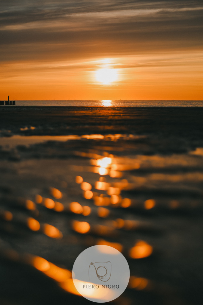 20230621-21-38-33-IMG_9662 | DE: Entdecke diese Fotografie eines Sonnenuntergangs am Meer. Der Kamerawinkel, knapp über der sanften Brandung, verleiht dem Bild eine intime Perspektive.

EN: Discover this photograph of a sunset by the sea. The camera angle, just above the gentle surf, gives the image an intimate perspective. - Realisiert mit Pictrs.com