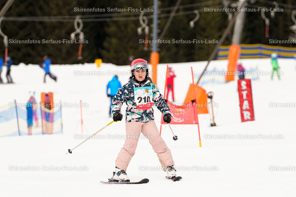 SRF_02.01.2026_0266 | Skirennfotos,Serfaus,Fiss,Ladis,Kinderskirennen,Winter,Tirol,Oberland,skirace,SFL,feelfree,weil wir's genießen,ski,Ski,skifahren,Sonnenplateau, - Realisiert mit Pictrs.com