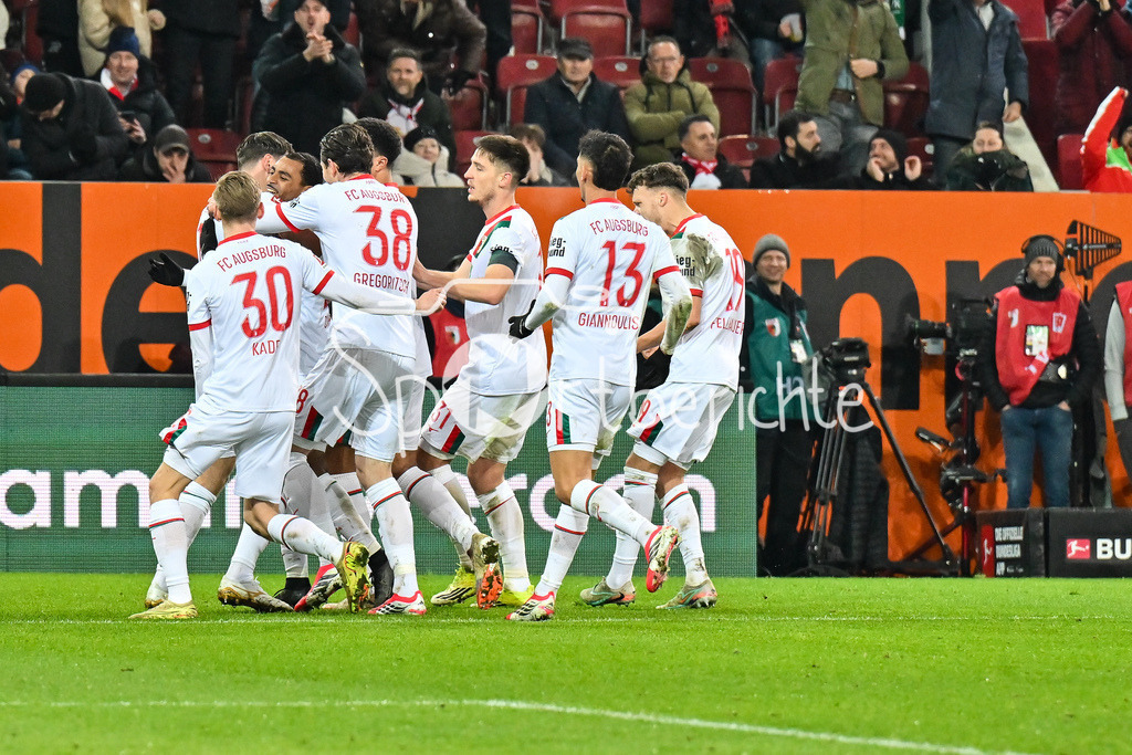 FC Augsburg - 1. FC Union Berlin | AUGSBURG, GERMANY - 15. JANUARY: Jubel der Hausherren nach dem Treffer zum 1-0 druch Alexis Julian CLAUDE-MAURICE (FC Augsburg 20) / Tor / Torschuetze / Freude / Happy während dem Bundesligamatch zwischen dem FC Augsburg und dem 1. FC Union Berlin am 17. Spieltag in der WWK-Arena / DFL REGULATIONS PROHIBIT ANY USE OF PHOTOGRAPHS AS IMAGE SEQUENCES AND/OR QUASI-VIDEO