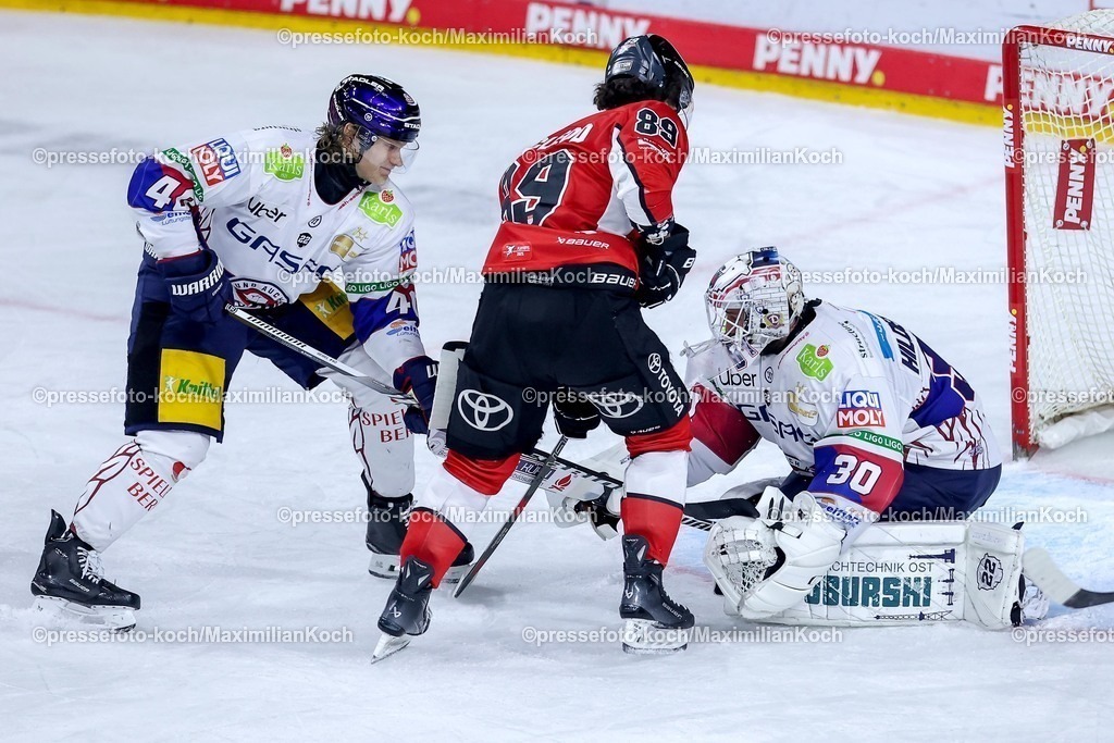 KEC23042501097 | 23.04.2025, Eishockey, DEL Finale Play-offs, Kölner Haie - Eisbären Berlin, Finale Spiel 3, Lanxess-Arena Köln: Korbinian Geibel (Eisbaeren Berlin #40) und Goalie Jake Hildebrand (Eisbaeren Berlin #30) verteidigen das Tor gegen Gregor MacLeod (Kölner Haie #89) 