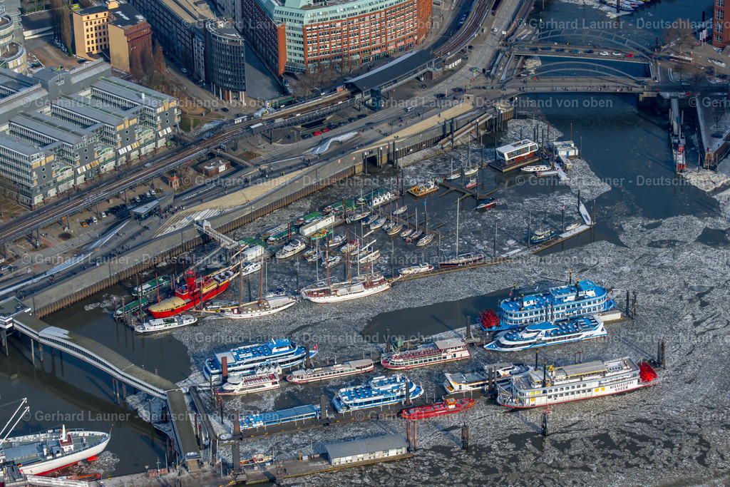 4044759 | HAMBURG 14.02.2021 Hafenanlagen des Niederhafen mit dem Feuerschiff und Ausflugsbooten am Ufer des Flußverlaufes der Elbe in Hamburg, Deutschland. // Port facilities of the Niederhafen with the lightship and excursion boats on the banks of the river Elbe in Hamburg, Germany. Foto: Gerhard Launer