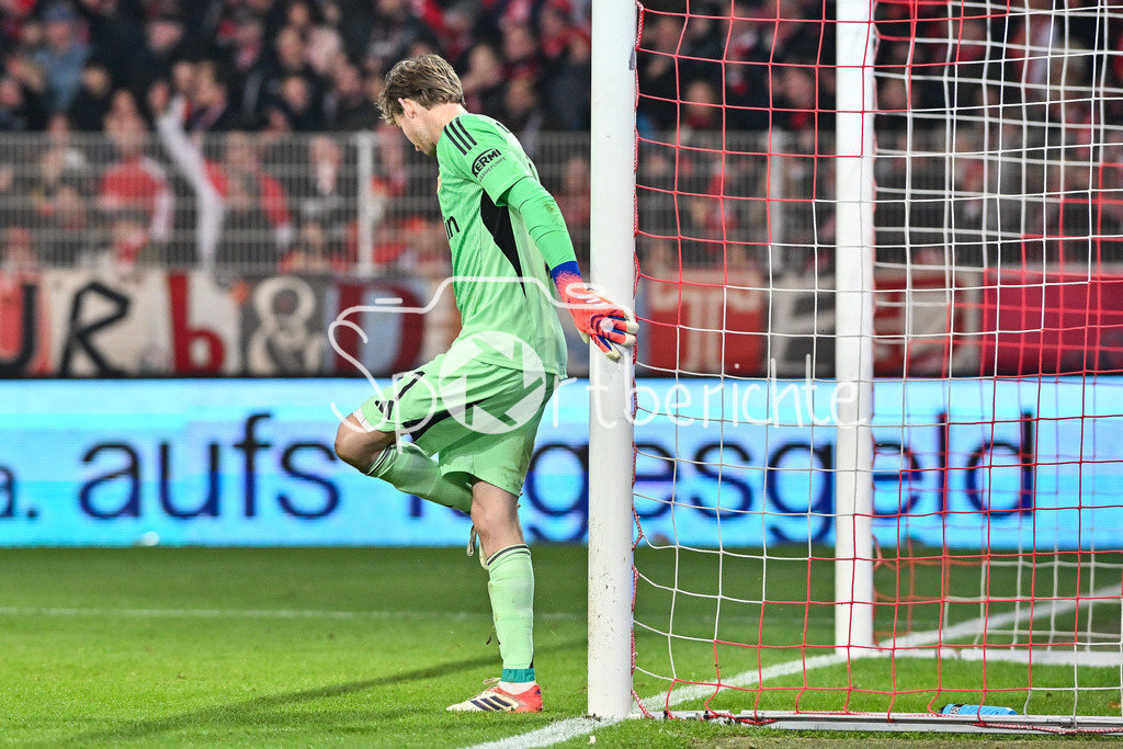 1. FC Union Berlin - FC Bayern München | berlin, DEUTSCHLAND - 8. NOVEMBER: im Bild Frederik RÖNNOW (Union Berlin 1) während dem Bundesligamatch zwischen dem 1. FC Union Berlin und dem FC Bayern München am 10. Spieltag im Stadion an der alten Försterei am 8. November 2025 in Berlin, Germany / DFL REGULATIONS PROHIBIT ANY USE OF PHOTOGRAPHS AS IMAGE SEQUENCES AND/OR QUASI-VIDEO