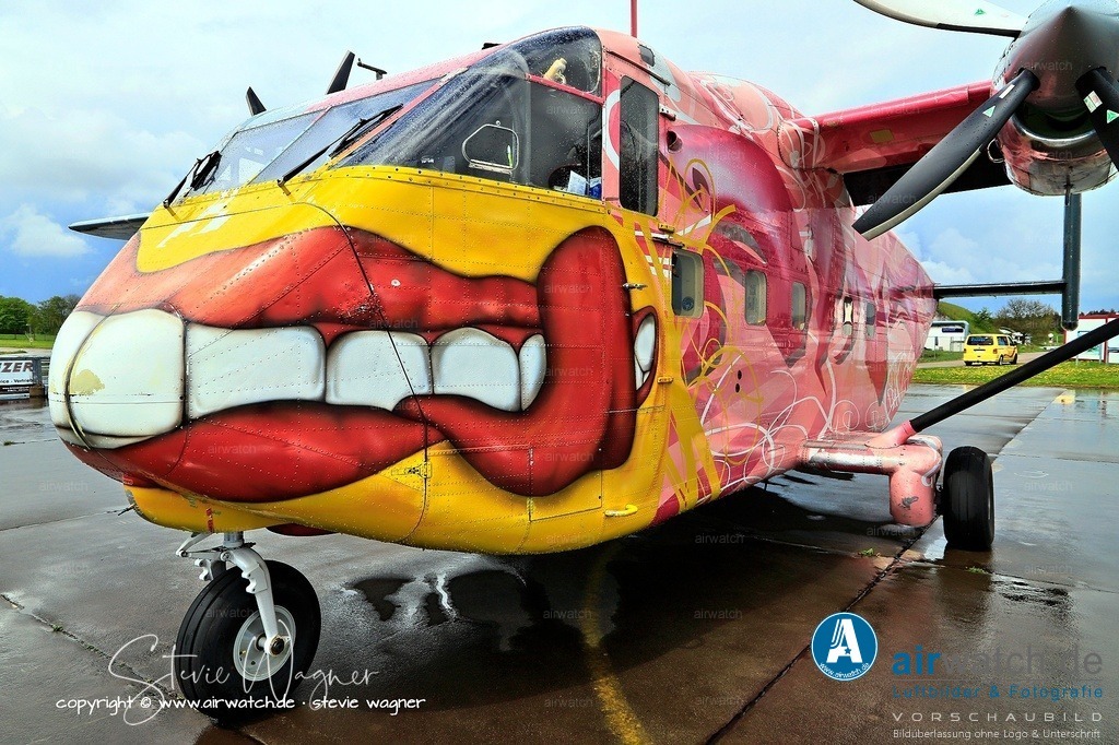 Flying Shoebox - Short S.C.7 Skyvan auf dem Flugplatz Husum-Schwesing | Die Skyvan wurde von kleineren Fluggesellschaften im Regionalverkehr eingesetzt, beispielsweise Olympic Airways in Griechenland.  Mit bis zu 19 Passagieren oder 1,8 Tonnen Fracht war sie ideal für kurze Strecken und unvorbereitete Landeplätze.  