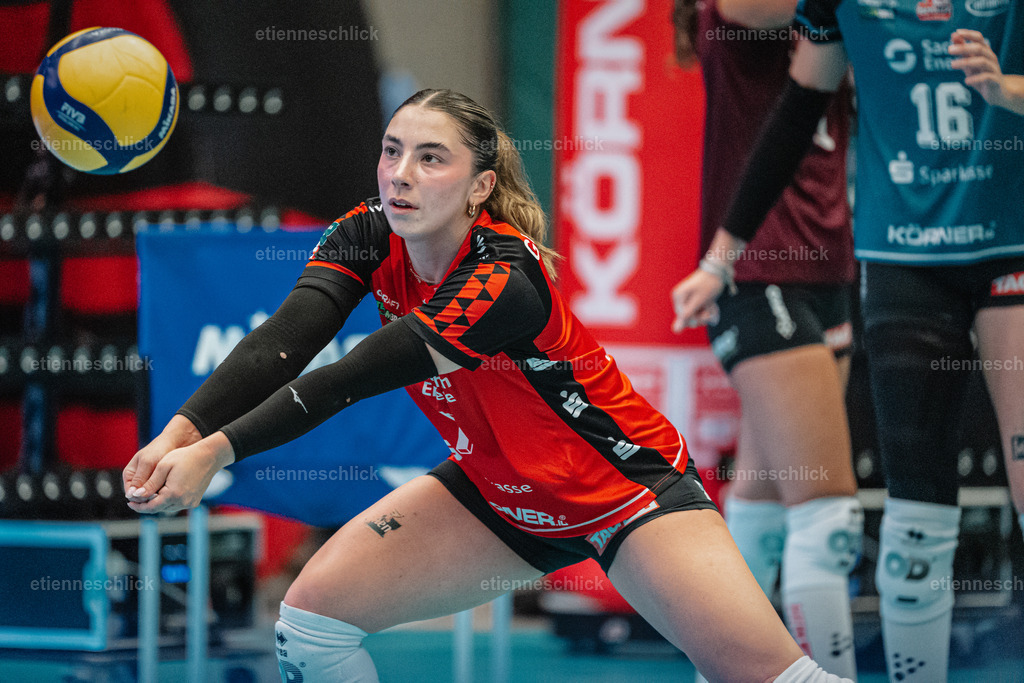 Dresdner SC - Binder Blaubären TSV Flacht, DEKRA 1. Bundesliga Frauen, Volleyball | Im Bild: Ballannahme Katerina Georgiadis (7, Dresdner SC)24.10.2026, Dresdner SC -  Binder Blaubären TSV Flacht, DEKRA 1. Bundesliga Frauen, Volleyball, Deutschland, Dresden, Cyberport Arena