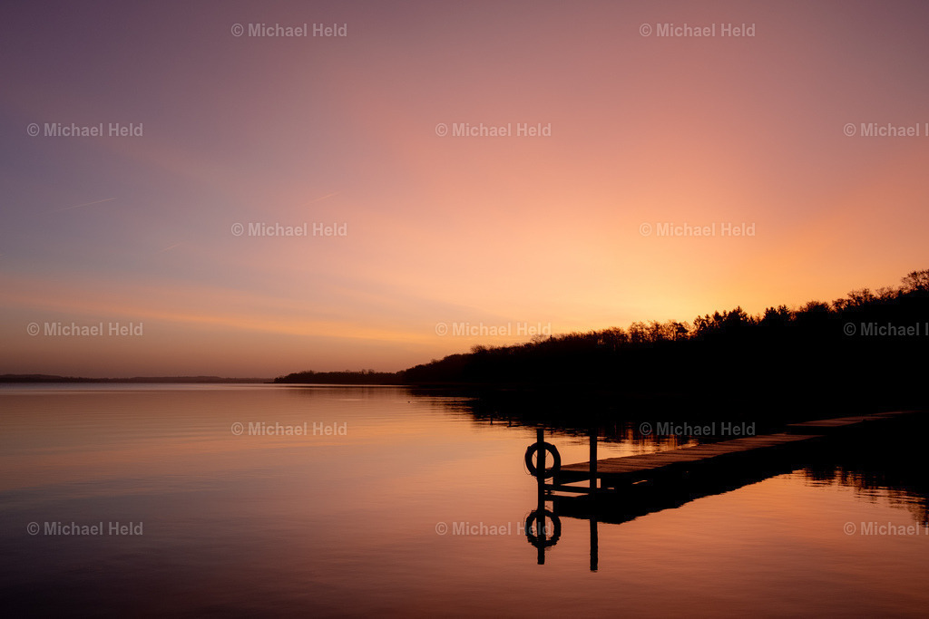 Sonnenaufgang am Selenter See | Profi-Fotos über Schleswig-Holstein und dem ganzen Norden für Büro, Hotel, Ferienhaus, Ferienwohnung, Wohnzimmer, Arztpraxis uvm. jetzt bestellen. - Realisiert mit Pictrs.com