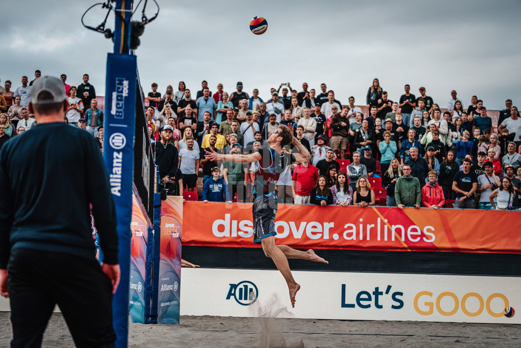 Beachvolleyball | Männer | Allianz German Beach Tour 2024 | Tourstop Kühlungsborn 2 | 17.08.2024 | Milan Sievers beim Angriff
