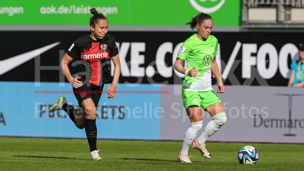 Fussball, Google Pixel Frauen-Bundesliga, VfL Wolfsburg - Bayer 04 Leverkusen | v.li.: Sylwia Matysik (Bayer 04 Leverkusen, 4) und Ewa Pajor (VfL Wolfsburg, 9) im Laufduell, Zweikampf, Duell, Dynamik, Aktion, Action, Spielszene, DIE DFB-RICHTLINIEN UNTERSAGEN JEGLICHE NUTZUNG VON FOTOS ALS SEQUENZBILDER UND/ODER VIDEOÄHNLICHE FOTOSTRECKEN. DFB REGULATIONS PROHIBIT ANY USE OF PHOTOGRAPHS AS IMAGE SEQUENCES AND/OR QUASI-VIDEO.