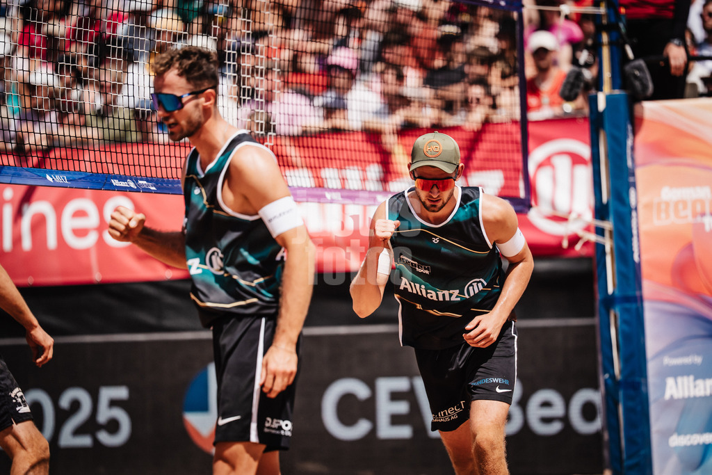 Beachvolleyball | Männer | Allianz German Beach Tour 2025 | Tourstop München | 13.07.2025 | v.l. Jonas Sagstetter und Benedikt Sagstetter jubeln