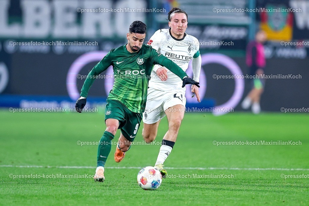 BMG13122502106 | 13.12.2025, Fußball, Borussia Mönchengladbach - VfL Wolfsburg, 1. Fußball Bundesliga, 14.Spieltag, Borussia-Park, Saison 2025 2026: Mohamed Amoura&nbsp;(VfL Wolfsburg #09) im Zweikampf gegen  Rocco Reitz&nbsp;(Borussia Mönchengladbach #27)  DFB regulations prohibit any use of photographs as image sequences and or quasi-video.