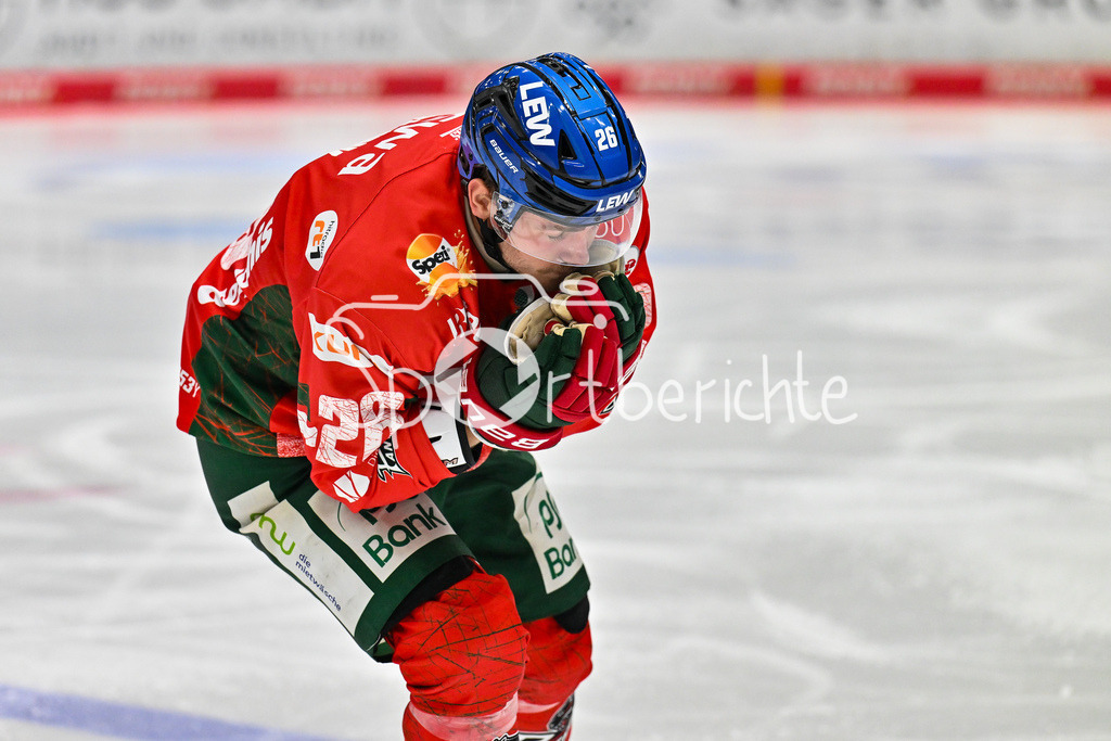 Augsburger Panther - Iserlohn Roosters | im Bild der vom Schläger getroffene Alexander BLANK (Augsburger Panther 26) / Einzelfoto / Freisteller / Penny DEL: Augsburger Panther - Iserlohn Roosters; Curt Frenzel Stadion am 21.09.2025