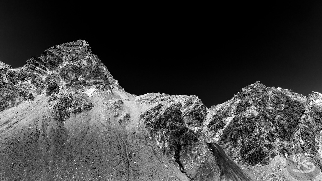 The Sublime Heights - Schwarzweiß Hochgebirge Fotografie | Stefan Kuhn | Monumentale Schwarzweiß-Serie des Hochgebirges von Stefan Kuhn. Acht kontraststarke Fotografien zeigen schroffe Alpengipfel vor tiefschwarzem Himmel – eine eindringliche Darstellung von Erhabenheit, Stille und der archaischen Kraft der Berge in radikaler Reduktion. - Realisiert mit Pictrs.com