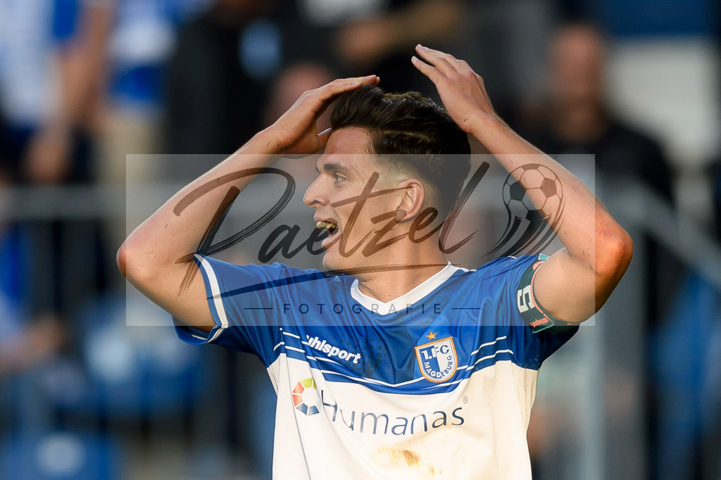 FCMFCK20210904_142 | Fussball, Herren: Tobias Mueller (1. FC Magdeburg) gestikuliert beim Spiel der 3. Liga zwischen 1. FC Magdeburg und 1. FC Kaiserslautern in der MDCC-Arena am 04.09.2021 in Magdeburg, Deutschland.DFB / DFL REGULATIONS PROHIBIT ANY USE OF PHOTOGRAPHS AS IMAGE SEQUENCES AND/OR QUASI-VIDEO. - Realisiert mit Pictrs.com