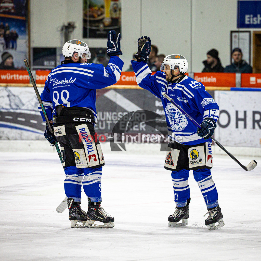 SC Forst NATURE BOYS gegen ESC Hassfurt HAWKS | Eishockey Landesliga Herren Playoffs 2024/25 - Spiel 2 von 4, SC Forst NATURE BOYS gegen ESC Hassfurt HAWKS, 20250222,Torjubel Marco MOOSLECHNER (Nature Boyz 17),2025-02-22 in Peißenberg (Eisstadion Peißenberg)Tobias ESTERMAIER (Nature Boyz 88), Marco MOOSLECHNER (Nature Boyz 17)Copyright: WolfgangxLindner foto-lindner.de