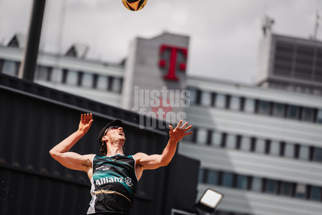 Beachvolleyball | Männer | Allianz German Beach Tour 2025 | Tourstop Hamburg | 29.05.2025 | Simon Pfretzschner beim Aufschlag