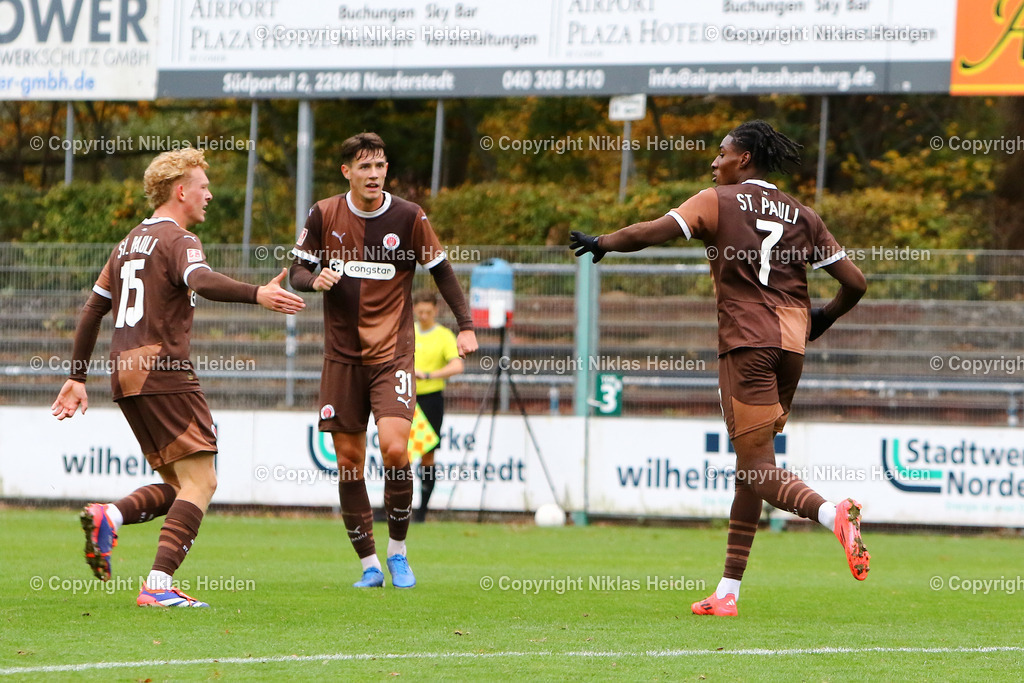 NH_FCStPauliU23_BremerSV_RegionalligaNord_03112024 | #7 Romeo Aigbekaen (FC St. Pauli U23) bejubelz zusammen mit seinen Teamkollegen den 1:1-Ausgleich.Fußball I Herren I Regionalliga Nord I Saison 2024-2025 I 17. Spieltag I FC St. Pauli U23 - Bremer SV I 03.11.2024 I Edmund-Plambeck-Stadion