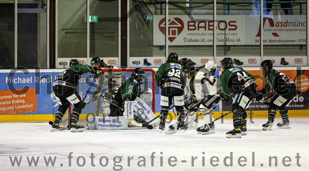 2022-09-23_054_TSV_Erding_gegen_EV_Fuessen | Erding, Deutschland, 23.09.2022:
Eishockey, Bayernliga 2022 / 2023, Testspiel, TSV Erding gegen EV Füssen, Endergebnis: 1:3

Torwart Christoph Schedlbauer (Erding Gladiators, #31), Marius von Friderici-Steinmann (Erding Gladiators, #92), Tim Flammann (EV Füssen, #23), Paul Wallek (Erding Gladiators, #44), Erik Modlmayr (Erding Gladiators, #21)

Foto: Christian Riedel / fotografie-riedel.net