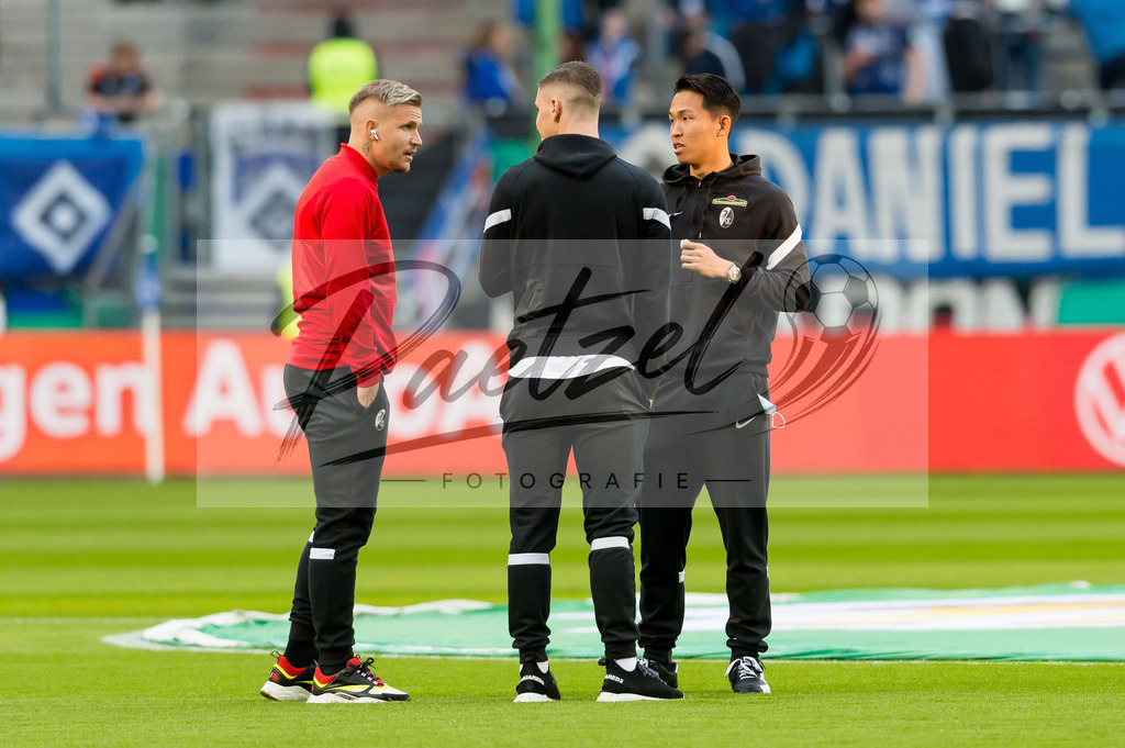 HSVSCF20220419_018 | Fussball, Herren: . Spieler von SC Freiburg schauen beim DFB-Pokal-Halbfinalspiel zwischen Hamburger SV und SC Freiburg im Volksparkstadion am 19.04.2022 in Hamburg, Deutschland.DFB / DFL REGULATIONS PROHIBIT ANY USE OF PHOTOGRAPHS AS IMAGE SEQUENCES AND/OR QUASI-VIDEO. - Realisiert mit Pictrs.com