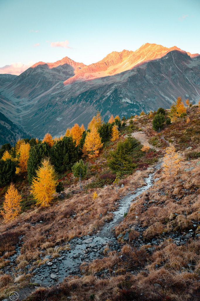 Herbst im Val Tuors | Herbstbild mit Lärchen aus der Region Bergün im GraubündenFormat 3:2 - Realisiert mit Pictrs.com