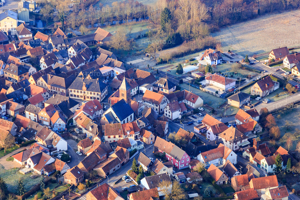 Luftbild: von einem Häuserring umgebenen lutherisch-protestantischen Wehrkirche im Dorfkern in Dossenheim-sur-Zinsel im Bundesland Bas-Rhin in Frankreich.Foto: IMG_105322.jpg vom 25.03.2018 durch Werner Riehm/FLY-FOTO.deAuflösung des Originals: 5253 x 3502 px