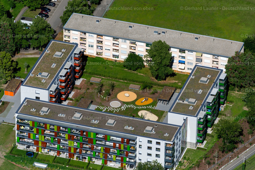 4033803 | FREIBURG IM BREISGAU 30.06.2020 Spielplatz in einer mehrfamilienhaussiedlung an der Straße Binzengrün im Ortsteil Weingarten in Freiburg im Breisgau im Bundesland Baden-Württemberg, Deutschland. // Playground on street Binzengruen in the district Weingarten in Freiburg im Breisgau in the state Baden-Wuerttemberg, Germany. Foto: Gerhard Launer