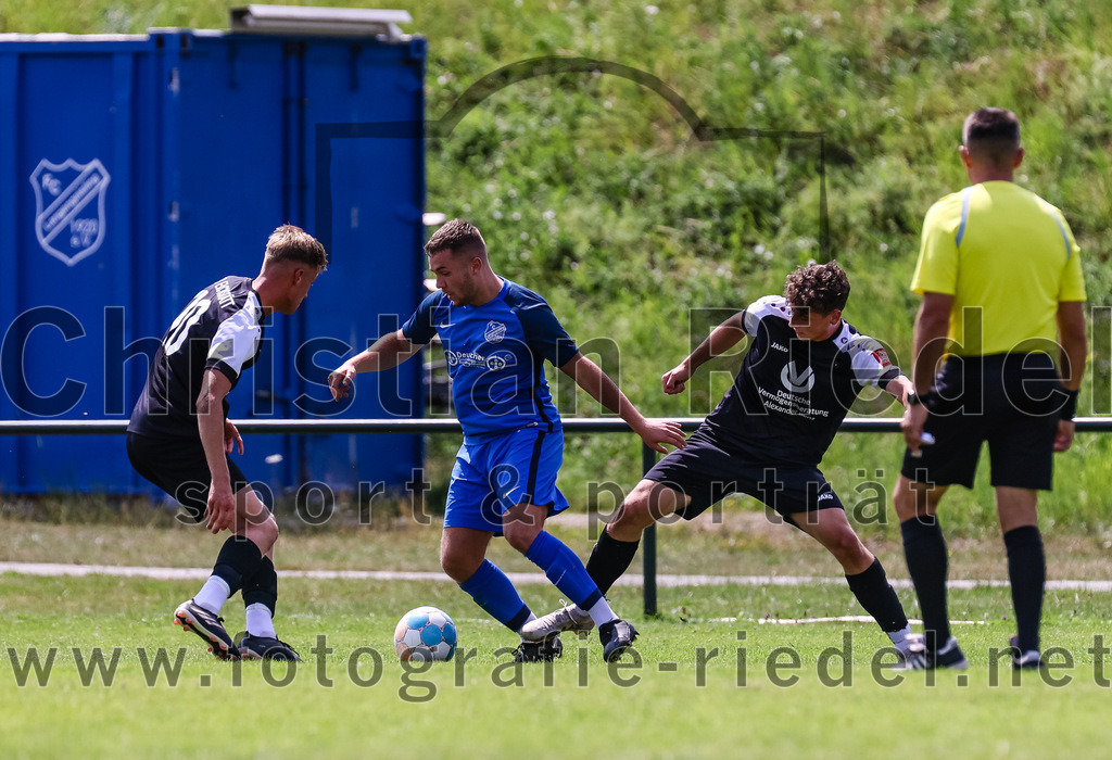2023-07-22_095_FC_Langengeisling_gegen_VfB_Eichstaett_II | Erding, Deutschland, 22.07.2023:
Fußball, Bezirksliga Oberbayern Ost 2023 / 2024, Testspiel, FC Langengeisling gegen VfB Eichstätt II, Endergebnis: 3:2

+e20+, David Riederle (FC Langengeisling, #14), Samuel Schmid (VFB Eichstätt, #27)

Foto: Christian Riedel / fotografie-riedel.net