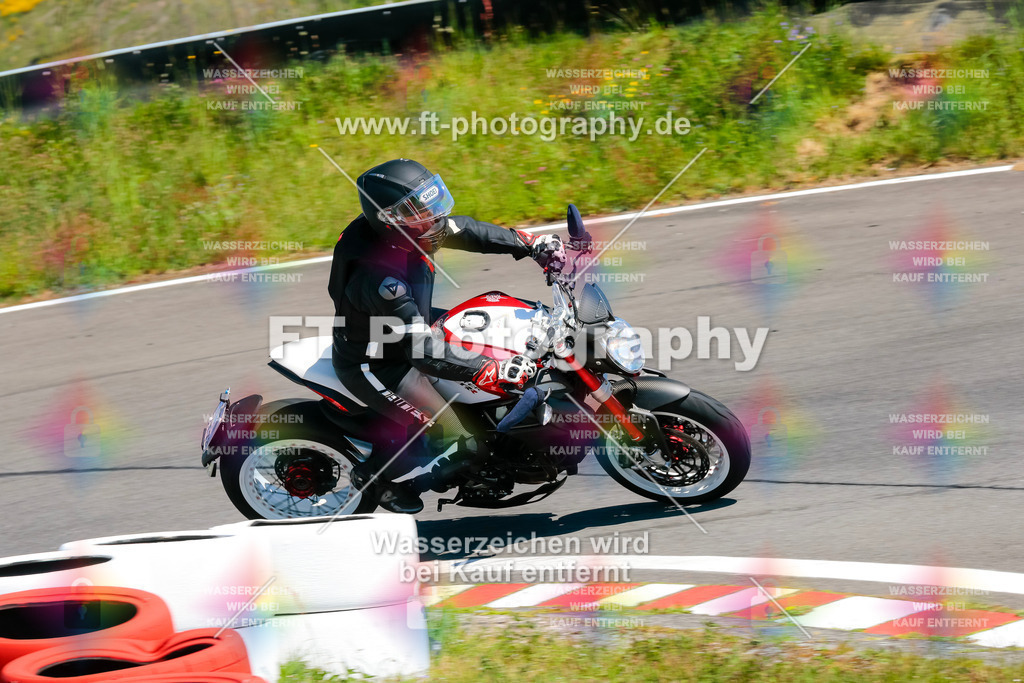 Moto-TeamOBK-22368 | Hier findet Ihr Bilder von Touristenfahrten auf der Nürburgring Nordschleife oder von anderen Veranstaltungen die ich besucht habe. Viel Spass beim Durch Schauen 