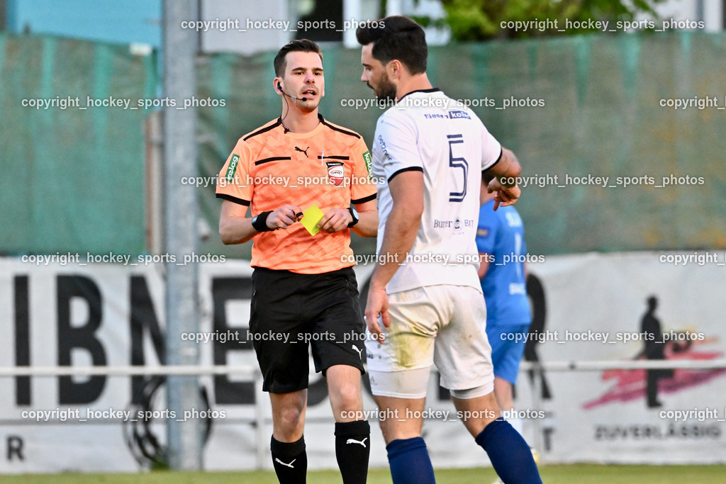 SAK vs. ATUS Velden 19.4.2024 | Emanuel Johann Kulterer Referee, #5 Roland Putsche ATUS Velden, Gelbe Karte, SAK vs. ATUS Velden 19.4.2024, SAK vs. ATUS Velden am 19.04.2024 in Klagenfurt (Sportpark Welzenegg), Austria, (Photo by Bernd Stefan)