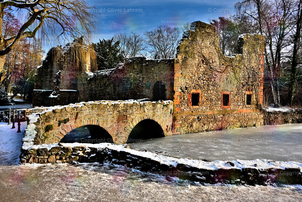 Winterliche Koster Ruine | Die Ruine des alten Klosters des Beginen Ordens von Aschaffenburg bei herrlichem Winterwetter und blauem Himmel.