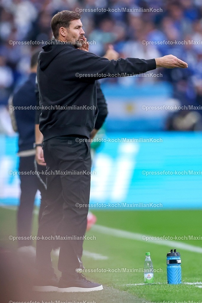 S0426092501069 | 25.09.2025, Fußball, FC Schalke 04 - SpVgg Greuther Fürth, 7.Spieltag, 2. Fußball Bundesliga, Veltins-Arena Gelsenkirchen, Saison 2025 2026: Cheftrainer Thomas Kleine (Greuther Fürth #hc) gestikulierend an der Seitenlinie DFB regulations prohibit any use of photographs as image sequences and or quasi-video.