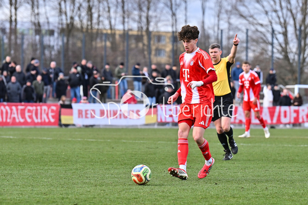 FC Bayern Amateure - Stuttgarter Kickers | MUNICH, GERMANY - 07. FEBRUARY: am BAll David SANTOS DAIBER (FC Bayern München II 16) / Einzelfoto / Freisteller während dem Testspiel zwischen den Amateuren des FC Bayern und den Stuttgarter Kickers am FC Bayern Campus
