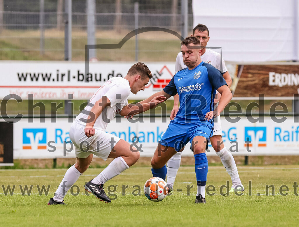 2023-06-30_099_FC_Langengeisling_gegen_VfB_Forstinning | Erding, Deutschland, 30.06.2023:
Fußball, Bezirksliga Oberbayern Ost 2023 / 2024, Testspiel, FC Langengeisling gegen VfB Forstinning, Endergebnis: 3:0

Niko Papatzimos (VfB Forstinning, #11), David Riederle (FC Langengeisling, #14)

Foto: Christian Riedel / fotografie-riedel.net