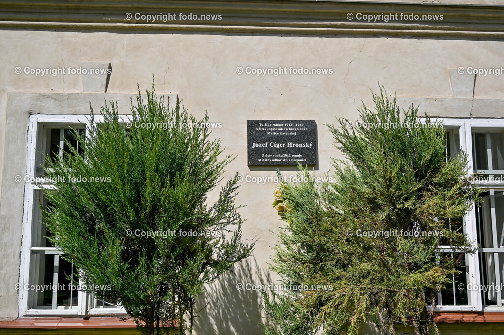 Slowakei_ Banskobystricky kraj_ Kremnica_ 23.04.2025-12 | 23.04.2025, Slowakei, SVK, Banskobystrický kraj, Kremnica, im Bild Kremnica ist eine Stadt und ehemalige Bergstadt in der Mittelslowakei, Stadtansichten, Themenbilder, Sehenswuerdigkeiten, Historische Gebauede, Inschrift, Schild