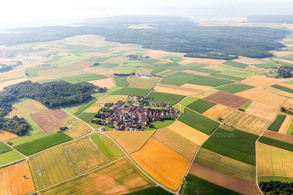 Luftbild: Donauries am Rande von landwirtschaftlichen Feldern und Nutzflächen im Ortsteil Schaffhausen in Mönchsdeggingen im Bundesland Bayern in Deutschland. Foto: IMG_101653.jpg vom 08.07.2017 durch Werner Riehm/FLY-FOTO.de