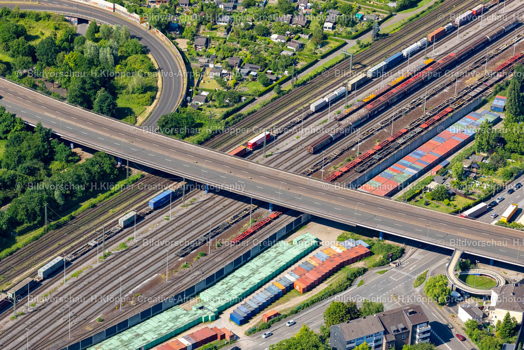 Luftbild Duisburg-4405 | Luftbildfotografie und Luftbilder Straßen- Brückenbauwerk entlang der Friedrich-Ebert-Straße über den Schienenverlauf der hiesigen Eisenbahnstrecke im Ortsteil Friemersheim in Duisburg im Bundesland Nordrhein-Westfalen, Deutschland. - Realisiert mit Pictrs.com