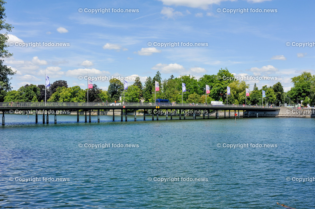 Deutschland_ Bayern_ Lindau am Bodensee_ 21.06.2024-10 | 21.06.2024, Deutschland, GER, Bayern, Lindau am Bodensee, im Bild Stadtansichten, Gebauede, Sehenswuerdigkeiten, Wahrzeichen, Leuchtturm, Loewenfigur, Reise, Feature, Travel, Tourismus, Bodensee, Schiff, SchifffahrtLindau am Bodensee ist eine deutsche Mittelstadt im Suedwesten von Bayern. Der historische Stadtkern der ehemaligen Reichsstadt mit der Maximilianstraße im Zentrum liegt auf einer Insel im oestlichen Teil des Bodensees. Die Insel ist durch eine Straßenbruecke und den Lindauer Eisenbahndamm mit den Stadtteilen auf dem Festland verbunden. Lindau ist eine Große Kreisstadt und der Verwaltungssitz des gleichnamigen Landkreises im bayerischen Regierungsbezirk Schwaben. Quelle: Wikipedia