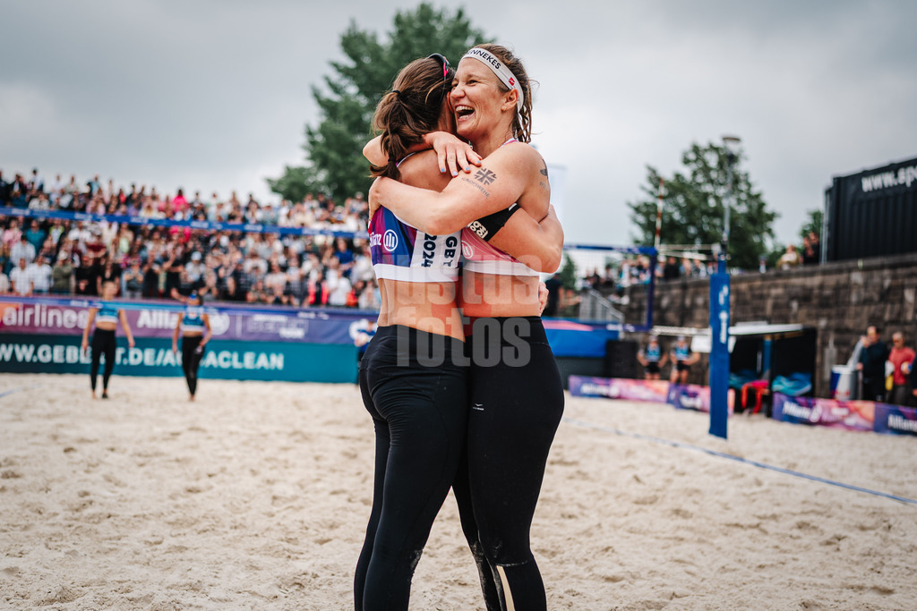 Beachvolleyball | Frauen | German Beach Tour 2024 | Tourstop Düsseldorf | 19.05.2024 | Isabel Schneider (rechts) umarmt Kira Walkenhorst (links)