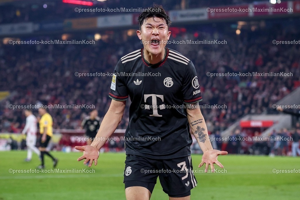 1FC14012601059 | 14.01.2026, Fußball, 1. FC Köln - FC Bayern München, 1. Fußball Bundesliga, 17. Spieltag, RheinEnergie-STADION, Saison 2025 2026: Torjubel nach dem Tor zum 2:1 durch Torschütze Min-jae Kim (FC Bayern Muenchen #03) zusammen mit   DFB regulations prohibit any use of photographs as image sequences and or quasi-video.