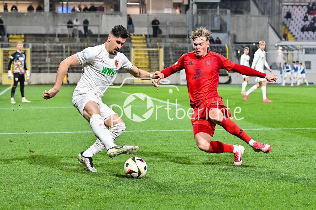 FC Bayern Amateure - FC Augsburg II | im Duell Daniel KATIC (FC Augsburg II 4) und Samuel UNSOELD (FC Bayern München II #7) / Zweikampf / Regionalliga Bayern: FC Bayern Muenchen II - FC Augsburg II, Gruenwalder Stadion am 14.03.2025
