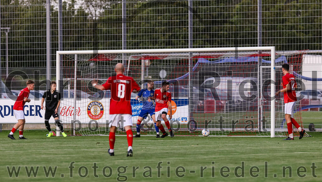2023-08-25_056_FC_Finsing_gegen_FC_Lengdorf | Finsing, Deutschland, 25.08.2023:
Fußball, Kreisliga 2023 / 2024, 6. Spieltag, FC Finsing gegen FC Lengdorf, Endergebnis: 5:0

Gianfranco Soave (FC Lengdorf, #8), Torwart Johannes Preis (FC Lengdorf, #1), Tobias Lechner (FC Lengdorf, #13), Bastian Fischer (FC Lengdorf, #12)

Foto: Christian Riedel / fotografie-riedel.net