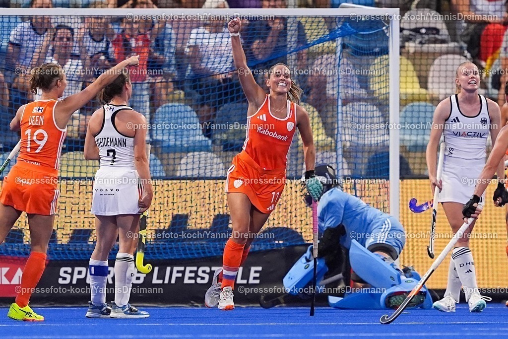 xydrx11082503028 | 11.08.2025, xydrx, Frauen EuroHockey Championship 2025, Gruppenphase, Gruppe A, Deutschland - Niederlande, Sparkassenpark Mönchengladbach: Torjubel nach dem Tor zum 4:1 für die niederländische Feldhockey Nationalmannschaft durch Torschütze Pien Sanders (NED #11)