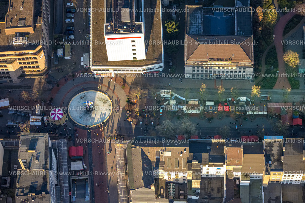 Duisburg241202502 | Luftbild, Fußgängerzone Königstraße mit Lifesaver Skulptur und Weihnachtsmarktstände, Commerzbank Gebäude, Altstadt, Duisburg, Ruhrgebiet, Nordrhein-Westfalen, Deutschland